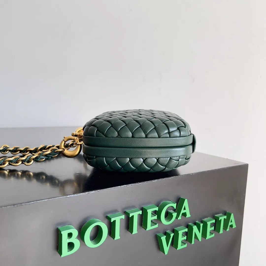 Batch 2260 BOTTEGA VENETA KNOT evening bag chain version for women is now on the market! Delicate and elegant, soft and powerful, this bag is definitely a representative of intellectual women. As an evergreen model of BV, the blessing of the chain is the icing on the cake. The classic weaving once again interprets the unique craftsmanship (the chain can be disassembled separately). Style number: 776662 Size: 19*11.5*5cm